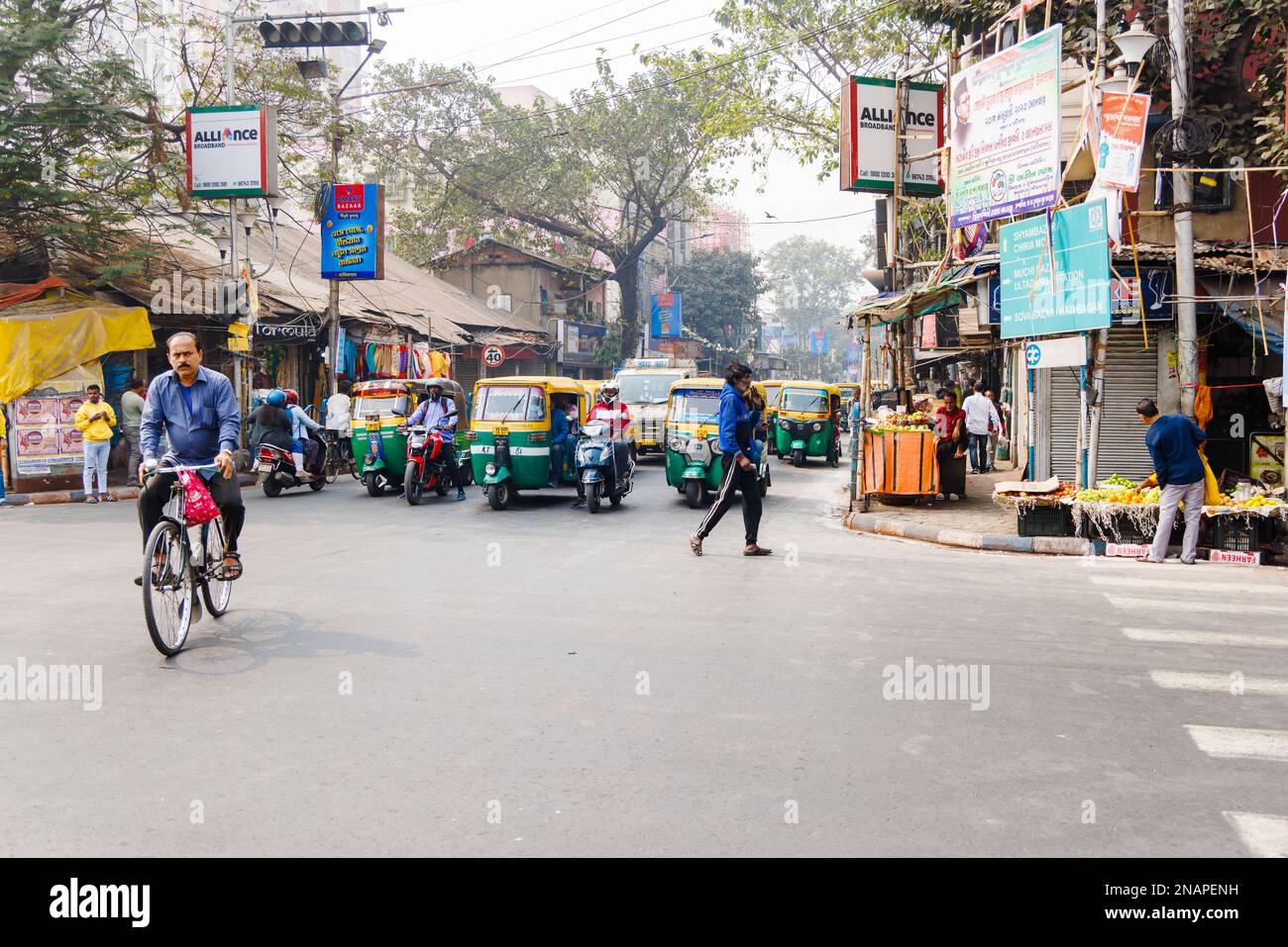 Scena di strada a Kanna, Shyam Bazar, Kolkata suburbana, Bengala Occidentale, India con autorickshaws (tuktuks) Foto Stock