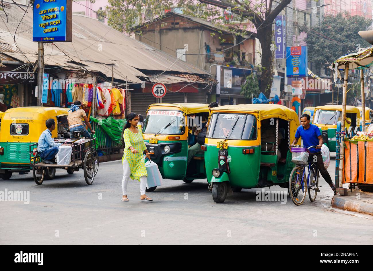 Scena di strada a Kanna, Shyam Bazar, Kolkata suburbana, Bengala Occidentale, India con autorickshaws (tuktuks) Foto Stock