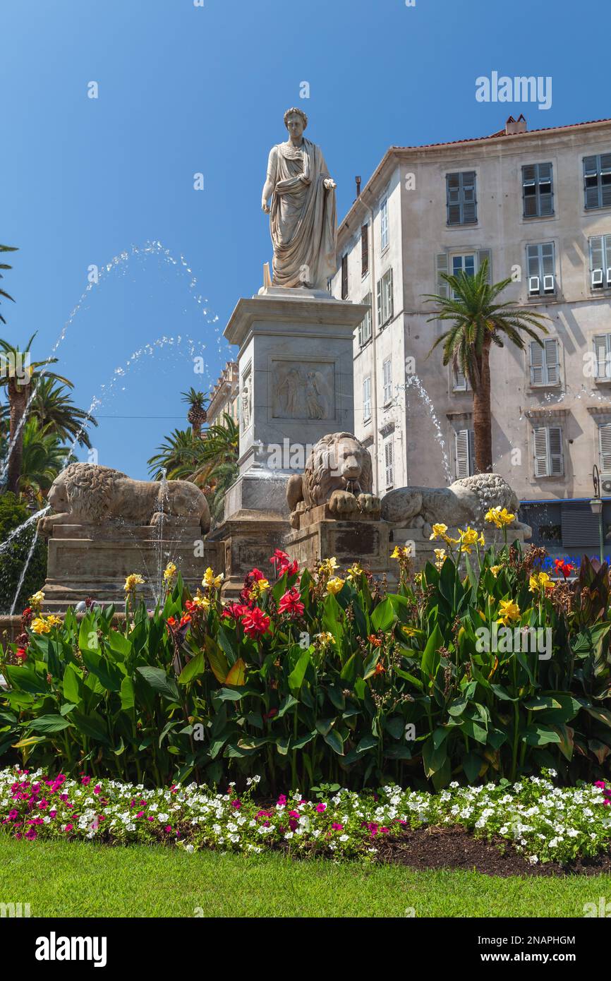 Ajaccio, Francia - 17 agosto 2018: Napoleone Bonaparte in arbusto romano, luoghi statua nel centro storico di Ajaccio città vecchia, foto verticale Foto Stock