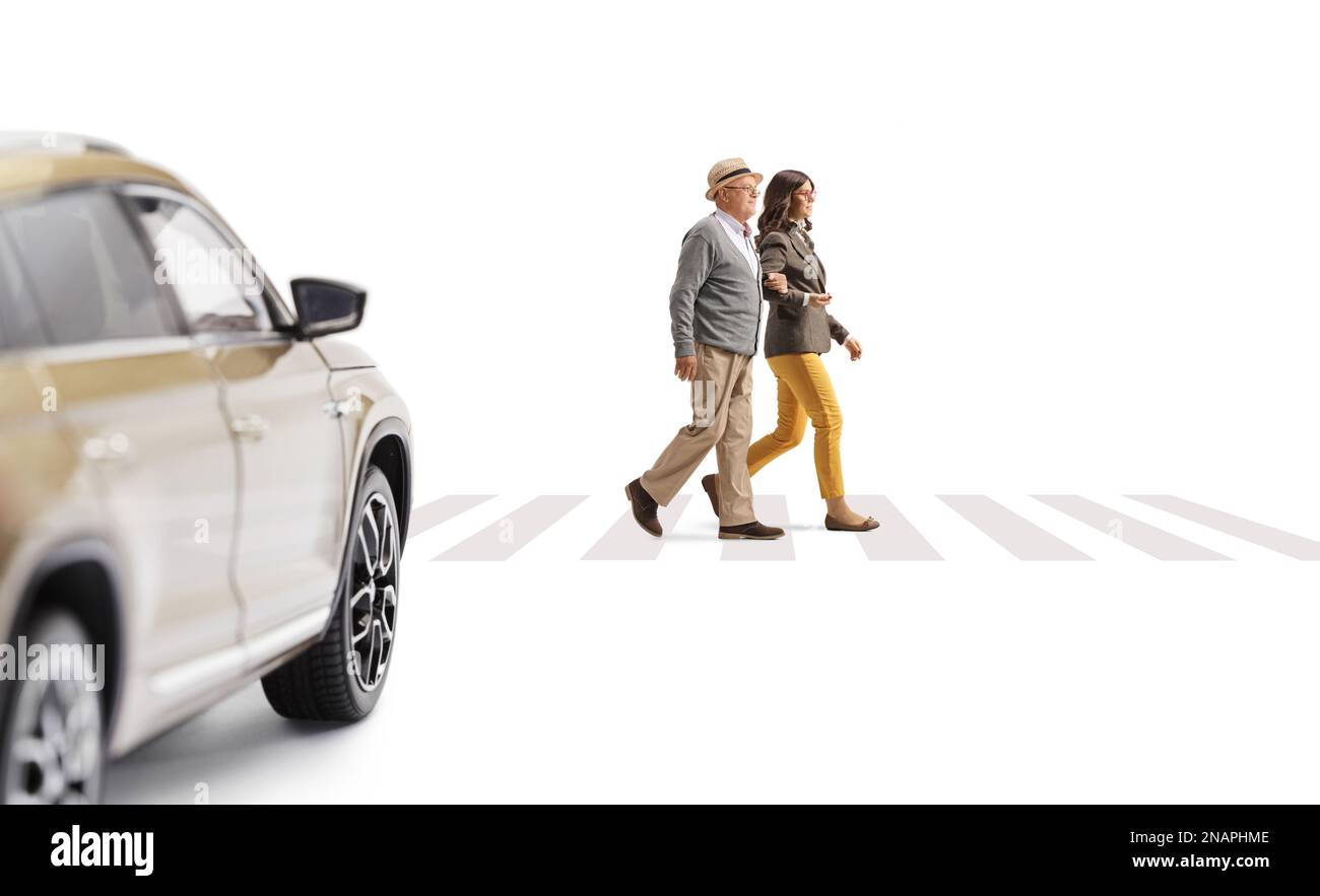 Giovane donna e un uomo anziano che cammina su un passaggio pedonale e guida auto isolato su sfondo bianco Foto Stock
