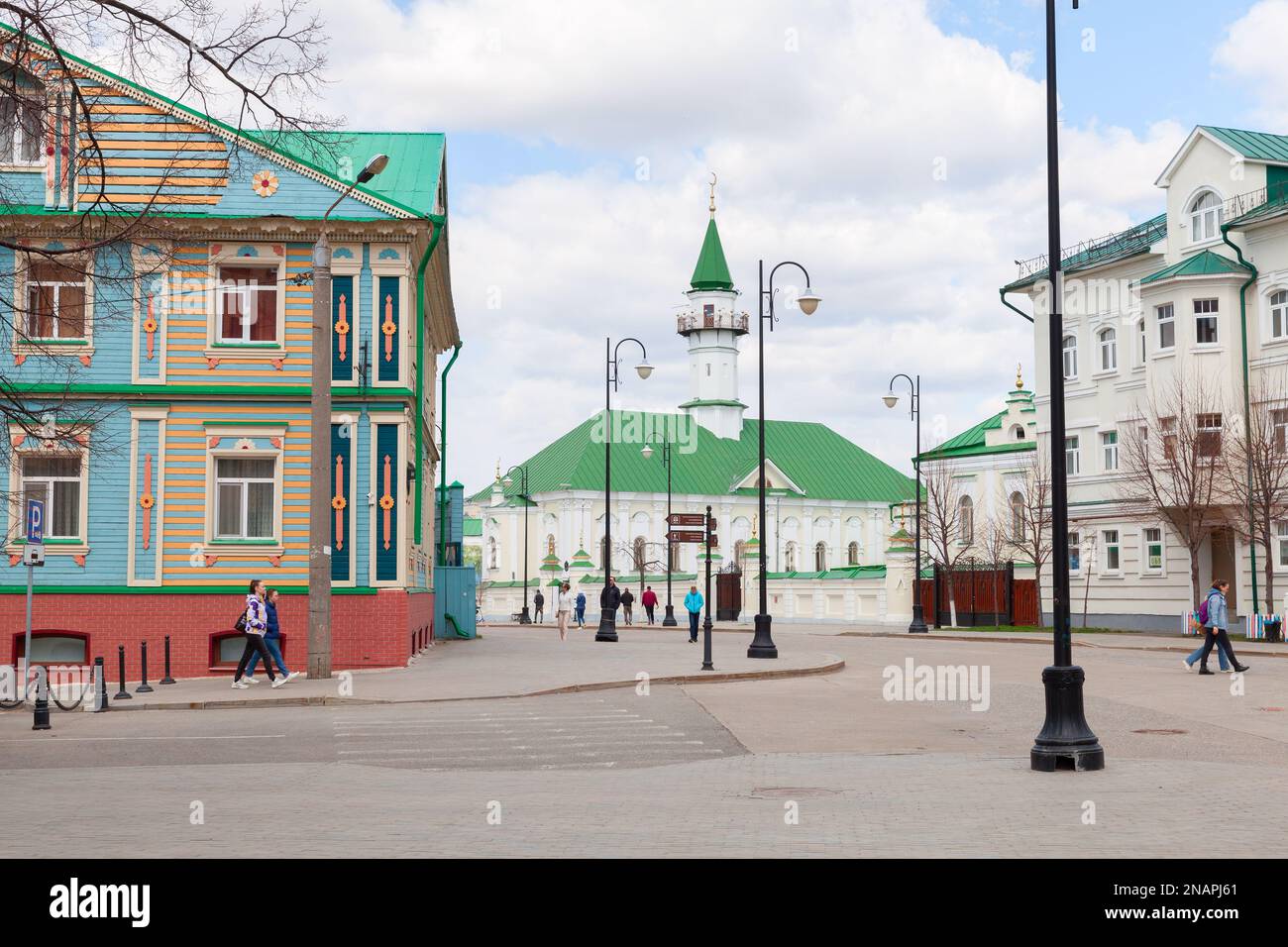 Kazan, Russia - 6 maggio 2022: Kazan Street view con gente comune a Tatar Sloboda. La moschea di Marcani è sullo sfondo. La prima Moschea della Cattedrale Foto Stock