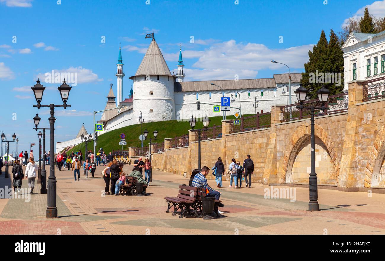 Kazan, Russia - 7 maggio 2022: Bauman Street è una strada pedonale in Kazan, la capitale del Tatarstan. Foto vista strada scattata in una giornata di sole, ordinaria Foto Stock