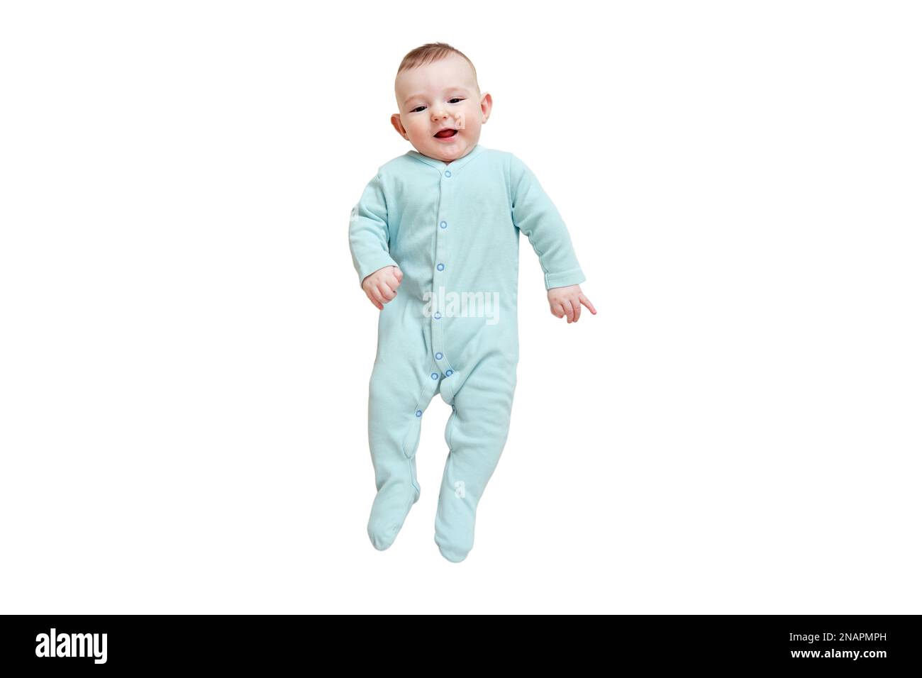 Il bambino felice si trova nei vestiti di colore della menta, isolato su uno sfondo bianco. Bambino sorridente in pigiama turchese, vista dall'alto. Bambino di sei mesi Foto Stock