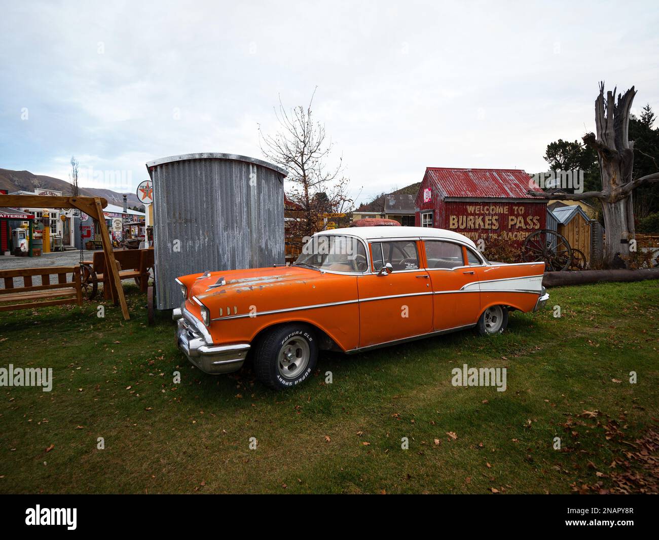 Burkes Pass, Nuova Zelanda - 2023: Vecchio storico vintage retro arancio Chevrolet auto classica in Burkes Pass Village museo all'aperto nella regione di Mackenzie CAN Foto Stock