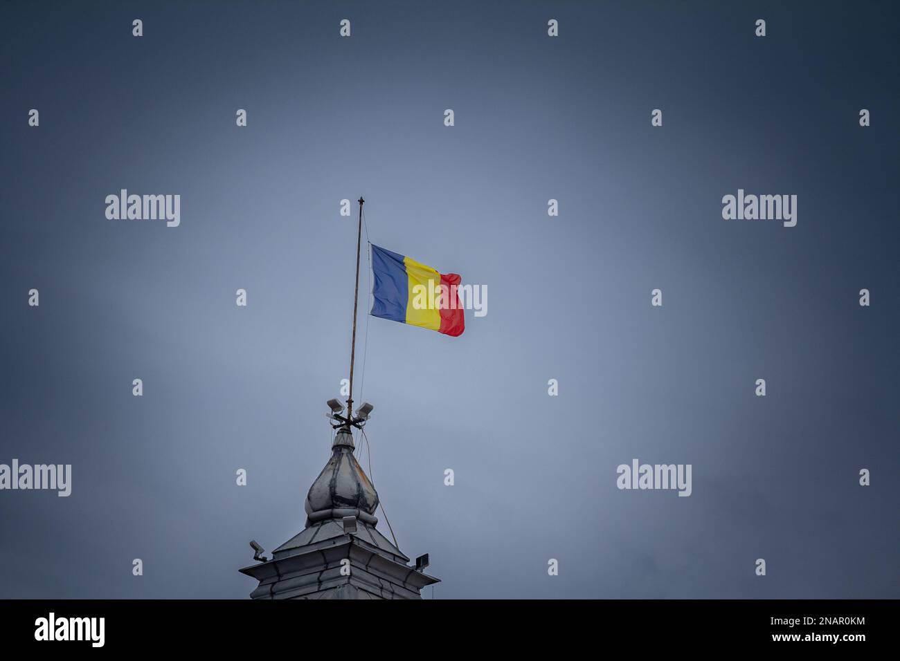 Immagine di una bandiera rumena che vola in aria a Timisoara, la capitale della Romania. La bandiera nazionale della Romania è un tricolore con fascia verticale Foto Stock