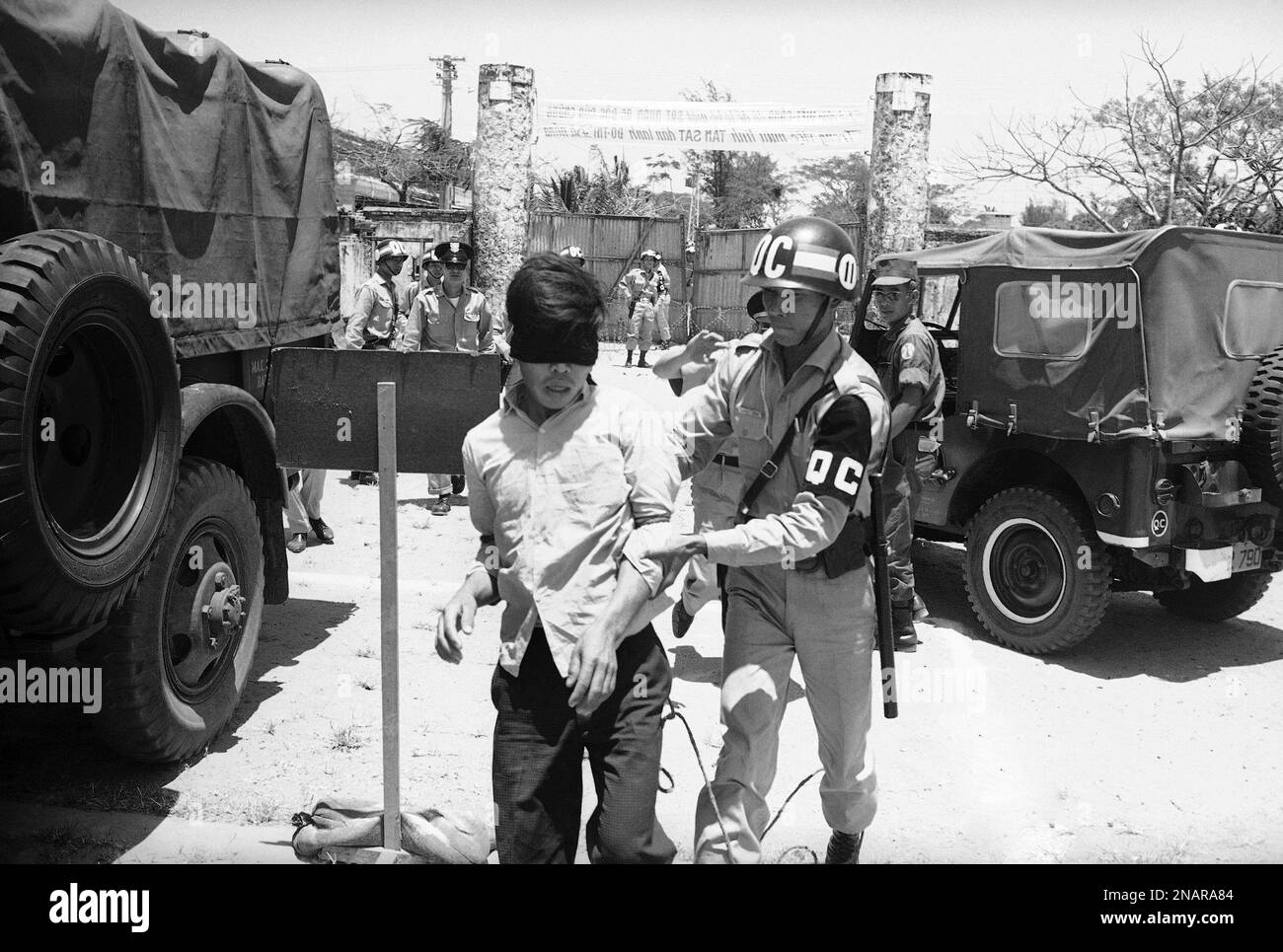 Viet Cong terrorist Le Dau, 24, is blindfolded as he is led to stake at which he was executed by a firing squad in Da Nang, April 15, 1965. He was convicted of attempting to blow up a hotel occupied by Americans in Da Nang on April 4. (AP Photo/Eddie Adams) Foto Stock