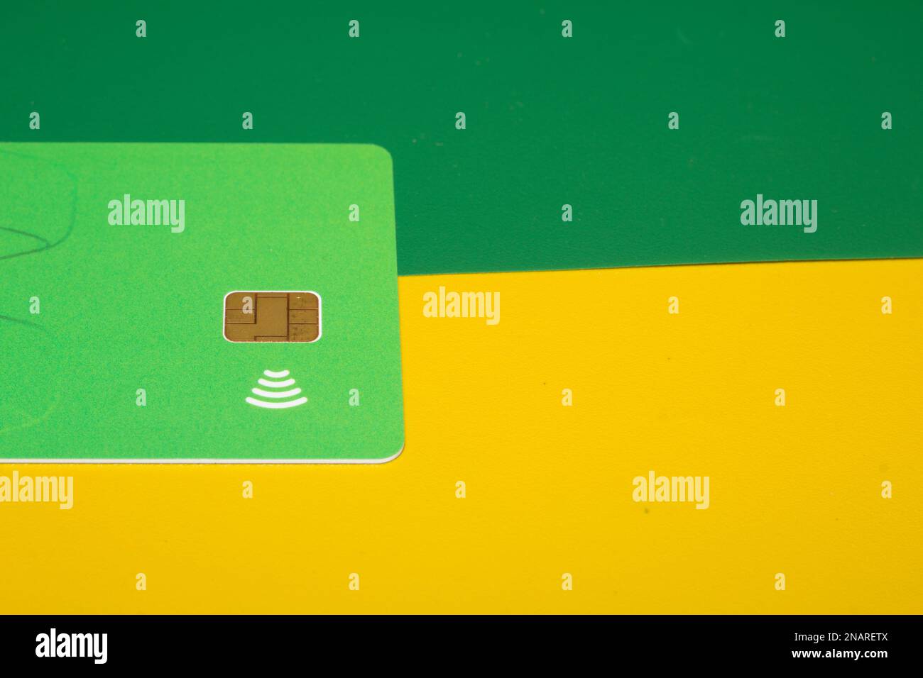 La carta vuota con un chip quadrato marrone e un simbolo WiFi, concetto di pagamento senza contatto Foto Stock