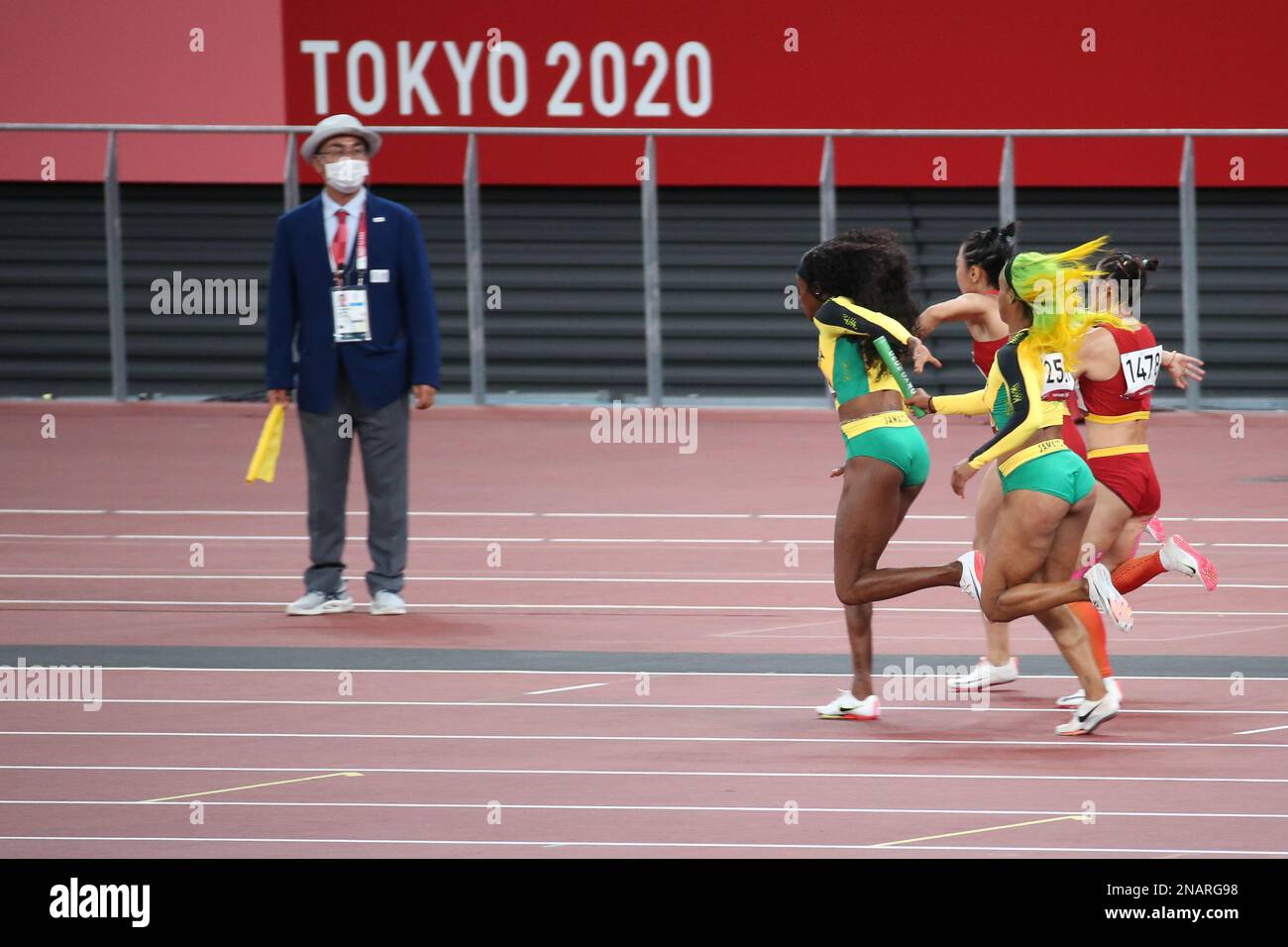 06 AGOSTO 2021 - Tokyo, Giappone: Briana Williams della Giamaica passa la staffetta a Elaine Thompson-Herah nella finale di staffetta 4 x 100m femminile di atletica al Foto Stock