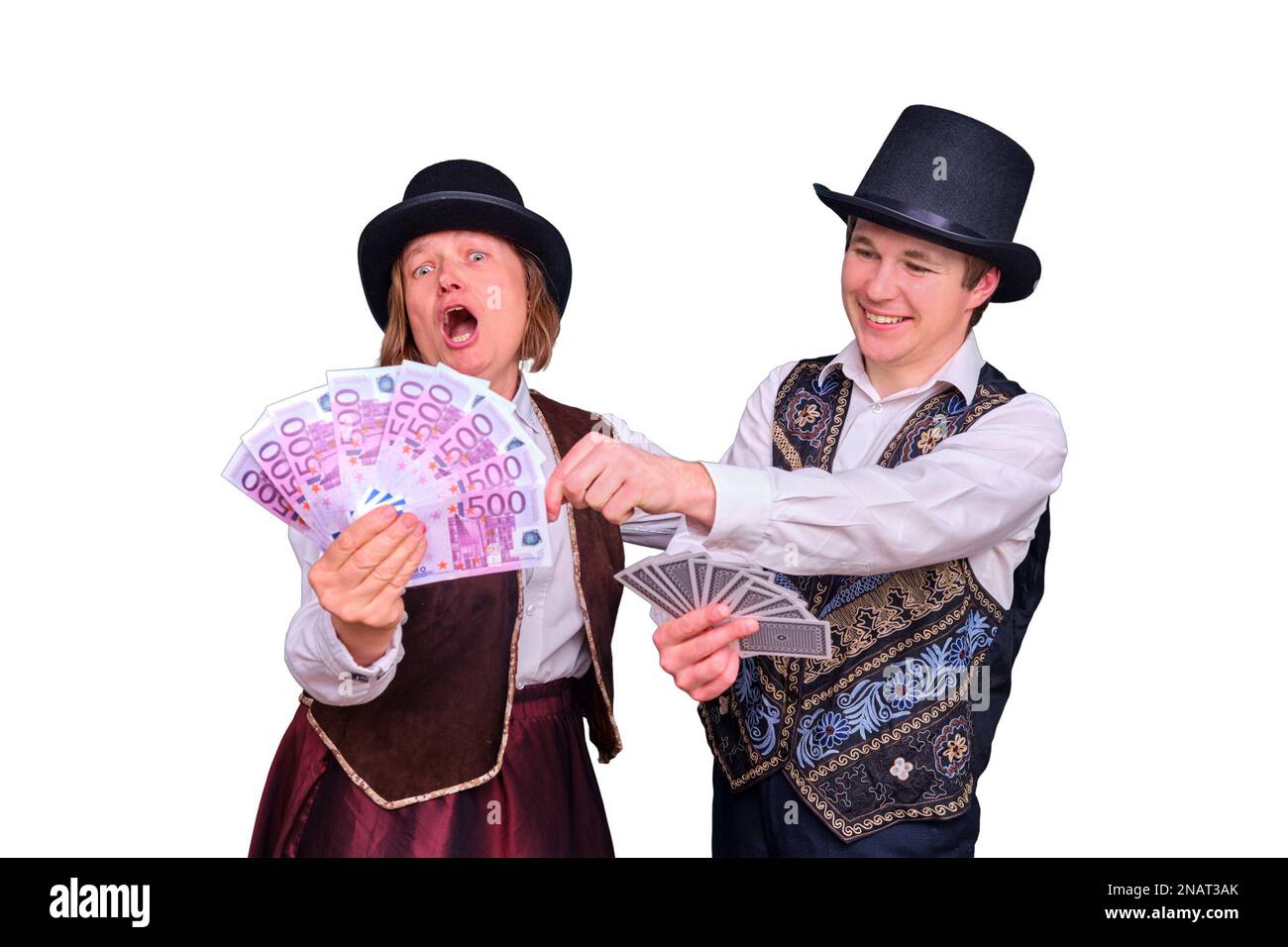 Artisti con soldi e carte da gioco in mano, isolati su uno sfondo bianco Foto Stock