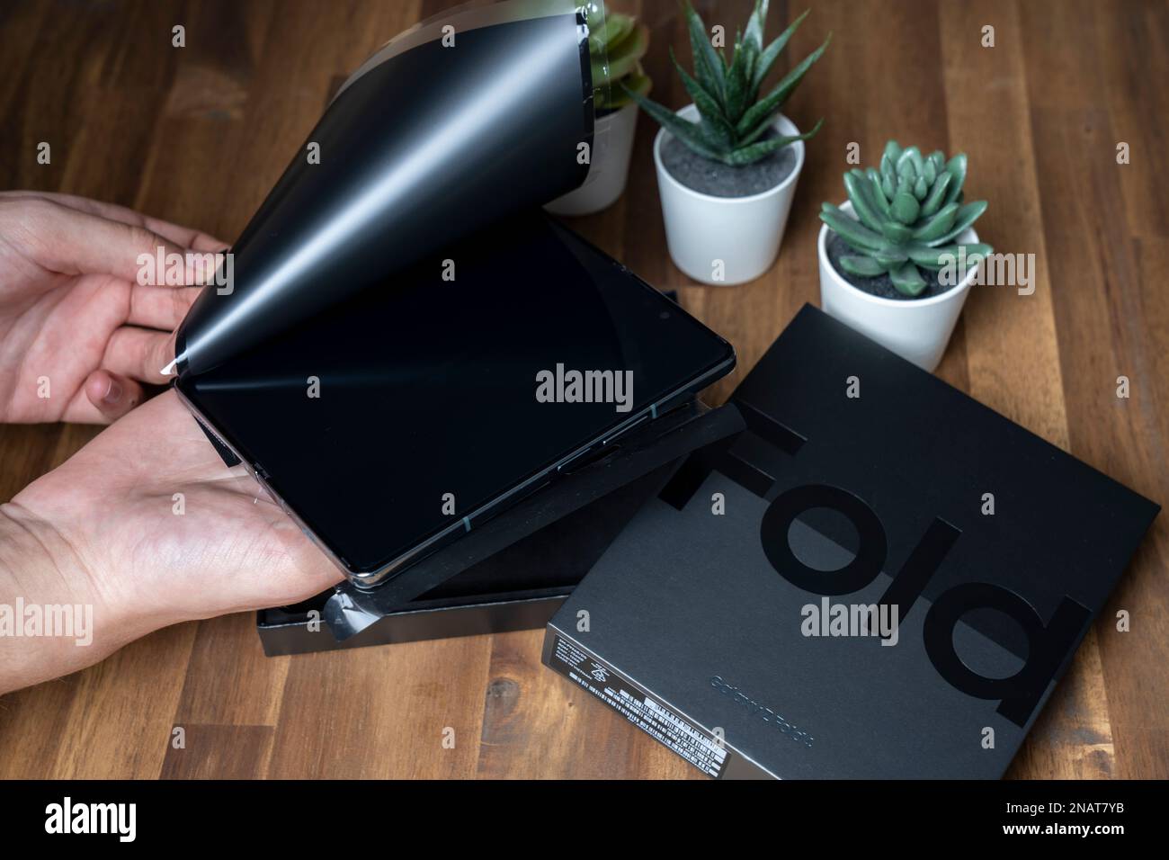 Budapest, Ungheria - 05 gennaio 2023. Samsung Galaxy Z Fold 4 in colore grigio-verde. Un uomo disimballa il nuovo telefono. Foto Stock