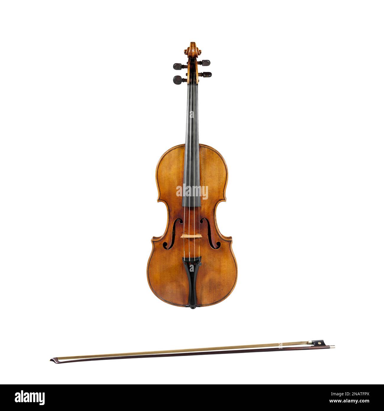 Violino con arco isolato su sfondo bianco, vista frontale dello strumento musicale Foto Stock