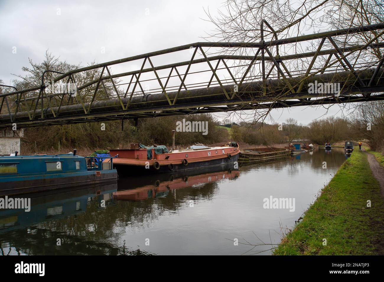 Maple Cross, Hertfordshire, Regno Unito. 12th febbraio, 2023. Enormi tubazioni sopra il Canal Grande Union che si alimentano nell'impianto di trattamento delle acque reflue. È stato riferito nelle recensioni questa settimana che HS2 Ltd, la società di sostegno del governo responsabile della costruzione della nuova ferrovia ad alta velocità 2, Hanno firmato un accordo con il Tamigi Water in base al quale HS2 può inviare acque reflue e altre acque 'contaminate' alle Maple Lodge Sewage Treatment Works (nella foto) a Rickmansworth, Hertfordshire, che confina con Maple Cross. L'accordo consente al HS2 di inviare sia rifiuti umani che acque contaminate dalle loro vicine costruzioni Foto Stock