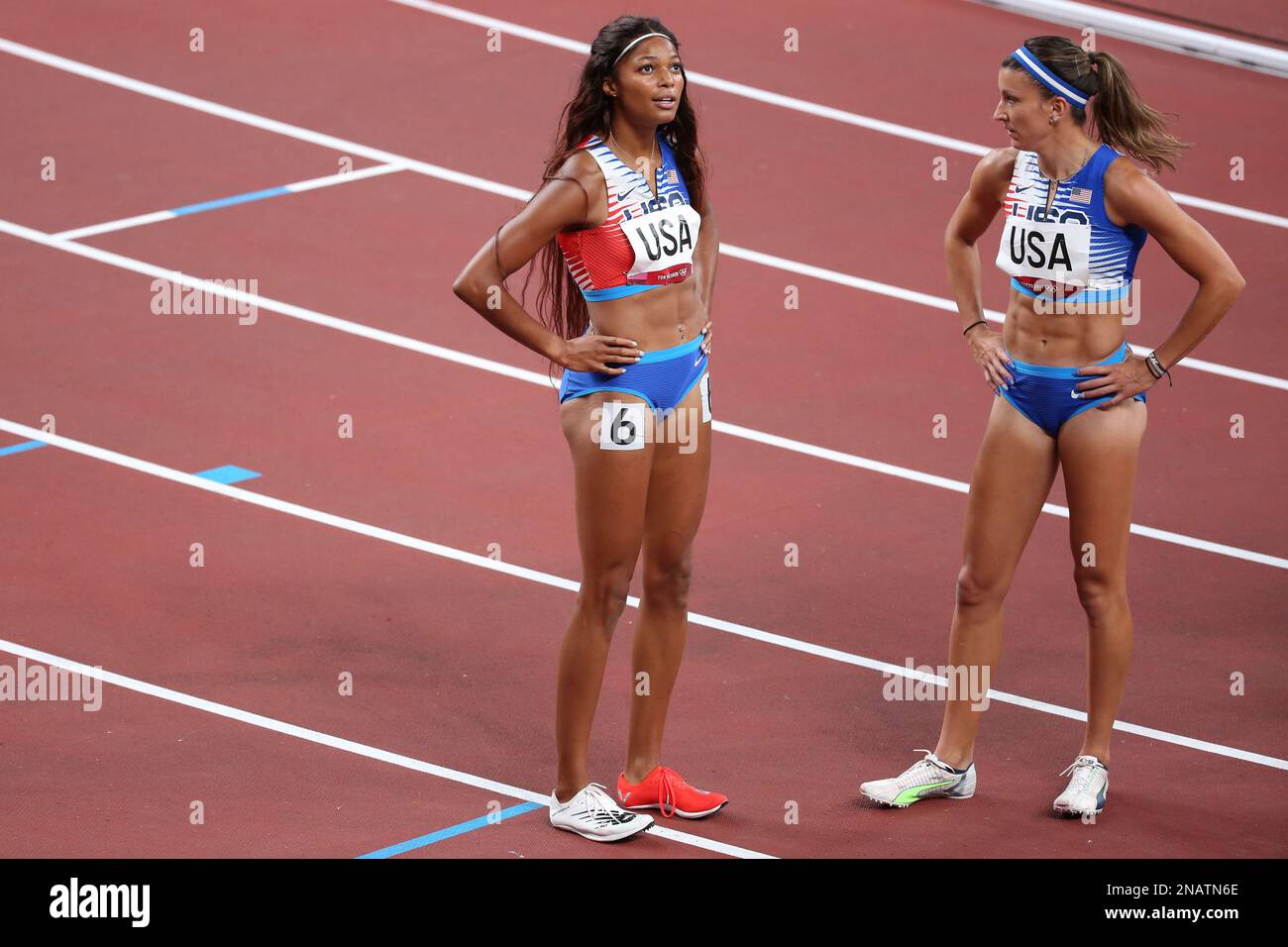 06 AGOSTO 2021 - Tokyo, Giappone: Gabrielle Thomas e Jenna Prandini degli Stati Uniti vincono la medaglia d'argento nella finale a della staffetta 4 x 100m femminile di atletica Foto Stock