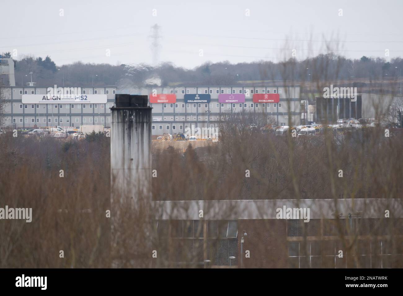 Maple Cross, Hertfordshire, Regno Unito. 12th febbraio, 2023. È stato riferito nelle recensioni questa settimana che HS2 Ltd, la società di sostegno del governo responsabile della costruzione della nuova ferrovia ad alta velocità 2, Hanno firmato un accordo con il Tamigi Water in base al quale HS2 può inviare acque reflue e altre acque 'contaminate' alle Maple Lodge Sewage Treatment Works (nella foto) a Rickmansworth, Hertfordshire, che confina con Maple Cross. L'accordo consente a HS2 di inviare al piano fognario sia i rifiuti umani che le acque contaminate provenienti dai vicini lavori di costruzione del sito HS2 South Portal di West Hyde (retro della foto) Foto Stock