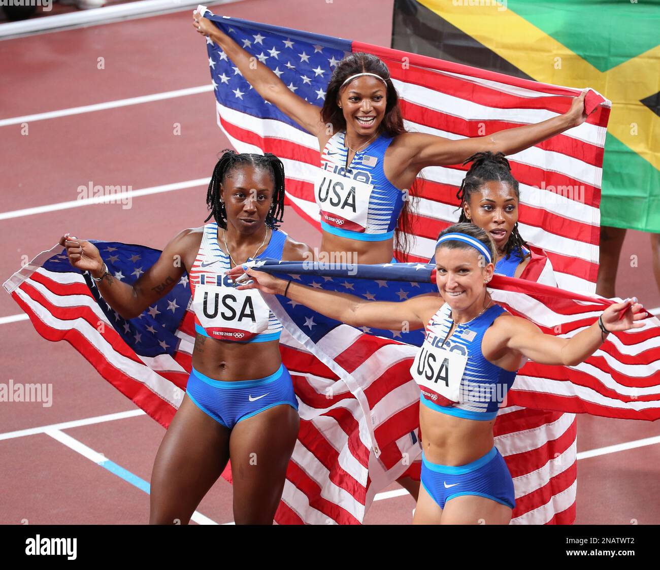 06 AGOSTO 2021 - Tokyo, Giappone: Jenna Prandini e il Team United States festeggiano la vittoria della medaglia d'argento nella finale di staffetta 4 x 100m femminile di atletica Foto Stock