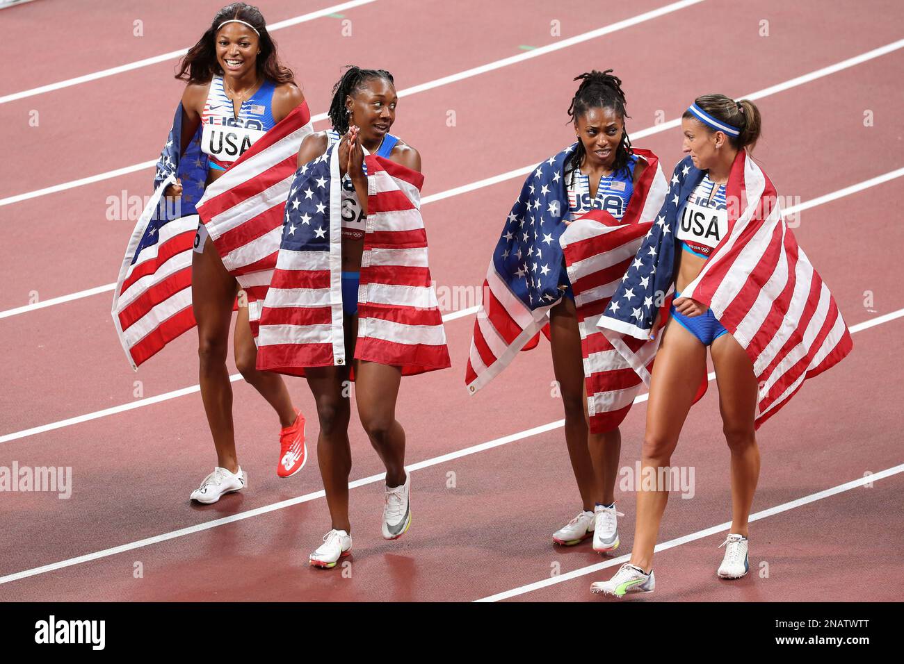 06 AGOSTO 2021 - Tokyo, Giappone: Javianne Oliver, Teahna Daniels, Jenna Prandini e Gabrielle Thomas degli Stati Uniti celebrano la vittoria della Medaglia d'Argento Foto Stock