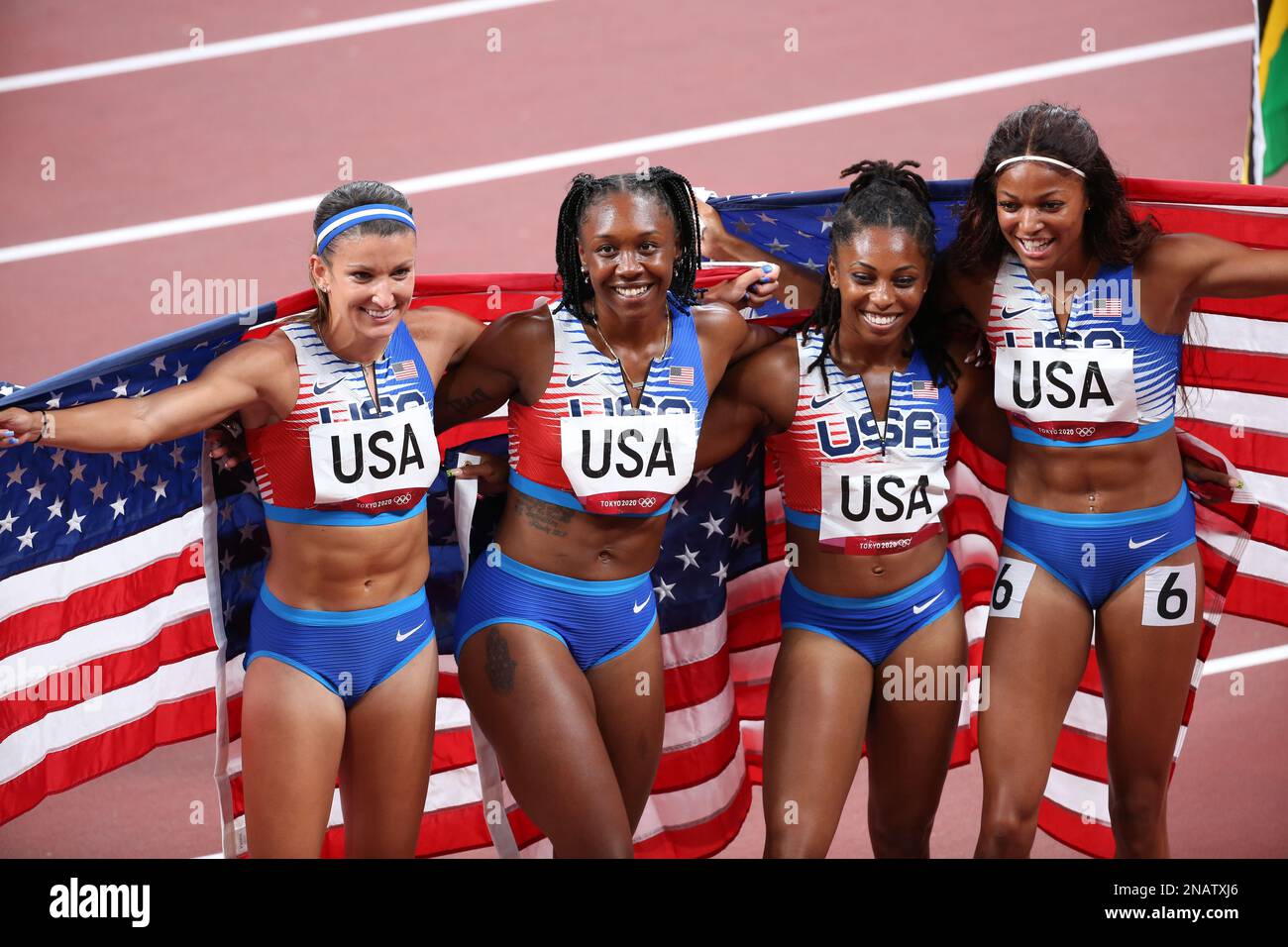 06 AGOSTO 2021 - Tokyo, Giappone: Javianne Oliver, Teahna Daniels, Jenna Prandini e Gabrielle Thomas degli Stati Uniti celebrano la vittoria della Medaglia d'Argento Foto Stock