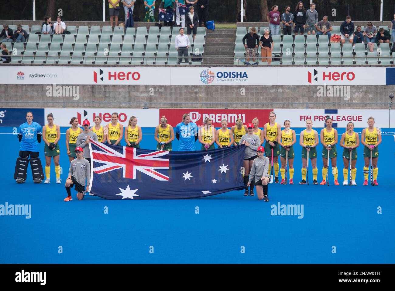 Sydney, Australia. 13th Feb, 2023. Australia Nazionale di Hockey femminile durante l'inizio della seconda partita contro la Cina nel gioco della Federazione Internazionale di Hockey Pro League che si tiene al Sydney Olympic Park Hockey Centre. Credit: SOPA Images Limited/Alamy Live News Foto Stock