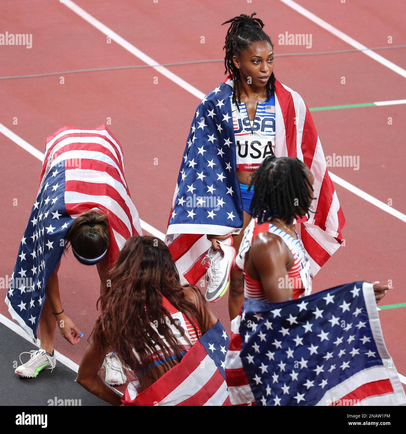 06 AGOSTO 2021 - Tokyo, Giappone: Javianne Oliver, Teahna Daniels, Jenna Prandini e Gabrielle Thomas degli Stati Uniti celebrano la vittoria della Medaglia d'Argento Foto Stock