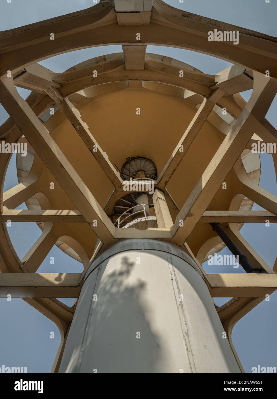 Bangkok, Thailandia - 09 Feb, 2023 - Una vista dal basso verso l'alto delle strutture colonnari vecchia torre dell'acqua fatta di cemento e scala a chiocciola in metallo. Grande serbatoio dell'acqua Foto Stock