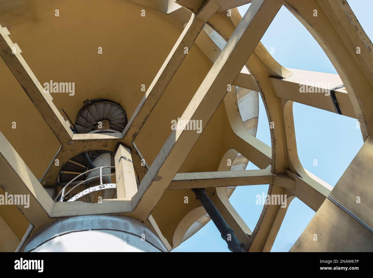 Bangkok, Thailandia - 09 Feb, 2023 - Una vista dal basso verso l'alto delle strutture colonnari vecchia torre dell'acqua fatta di cemento e scala a chiocciola in metallo. Grande serbatoio dell'acqua Foto Stock