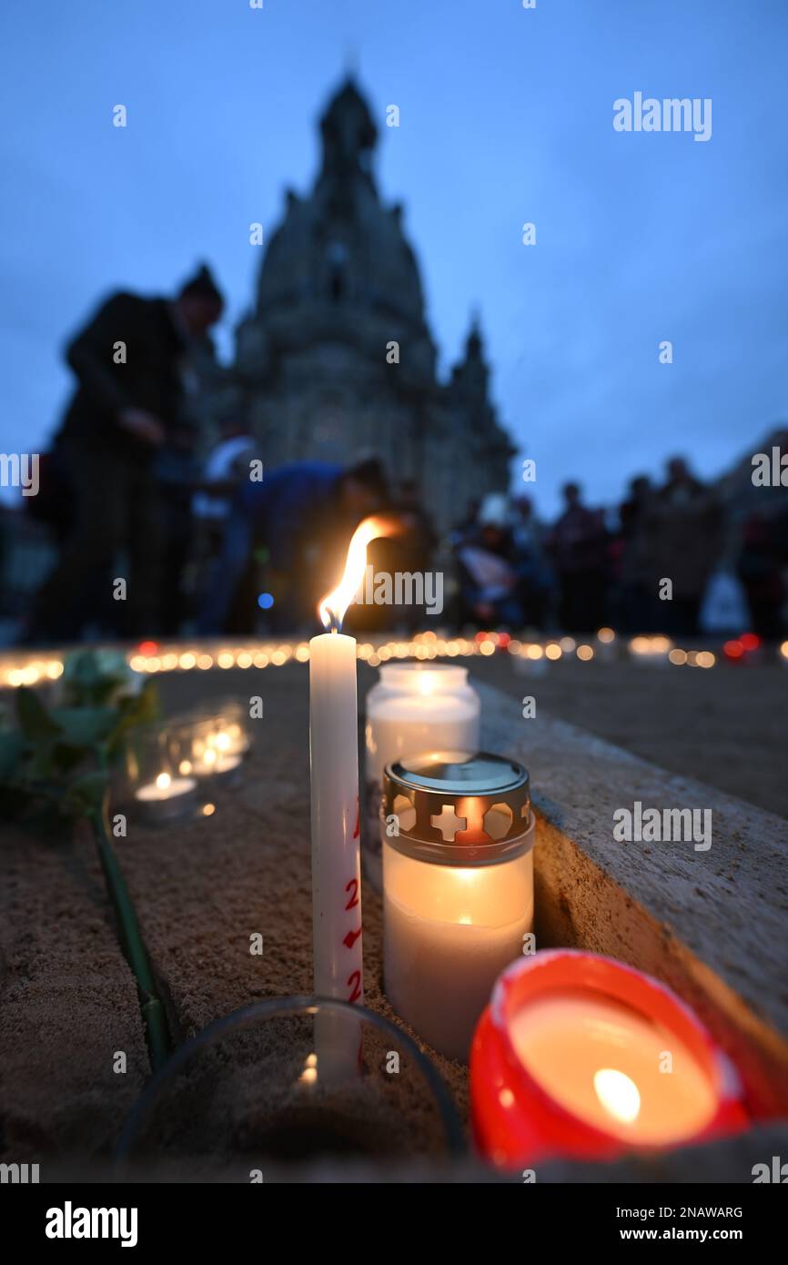 Dresda, Germania. 13th Feb, 2023. Le candele bruciano il 78th° anniversario della distruzione di Dresda nella seconda guerra mondiale sul Neumarkt di fronte alla Frauenkirche. Il 13 febbraio, la capitale dello stato Dresden commemora la distruzione della città durante la seconda guerra mondiale 78 anni fa. Il 13 e 14 febbraio 1945, i bombardieri alleati riducevano il centro della città sull'Elba a macerie. Fino a 25.000 persone hanno perso la vita. Credit: Robert Michael/dpa/Alamy Live News Foto Stock