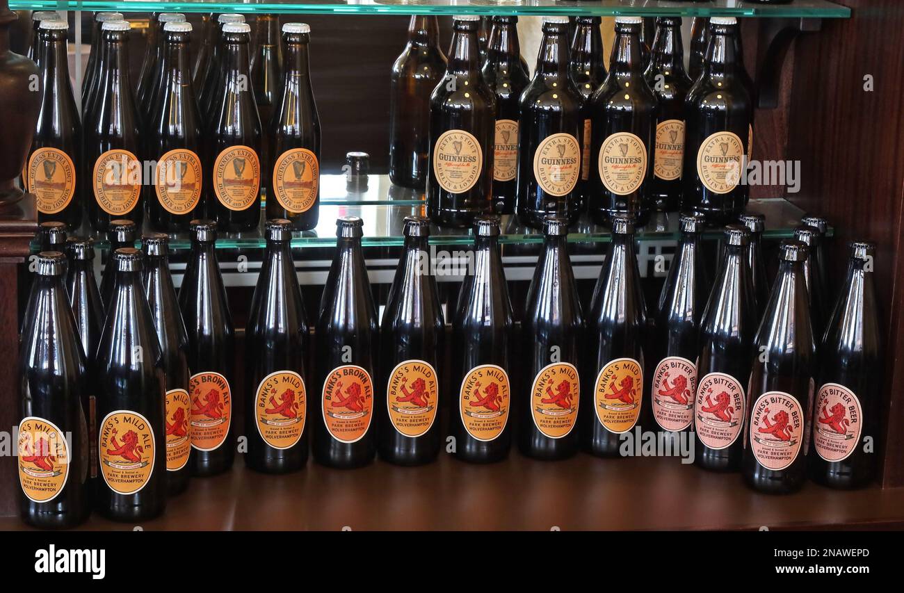 Bottiglie d'epoca di Banks Brewery birra Mild Ale & Guinness birre e birre Foto Stock