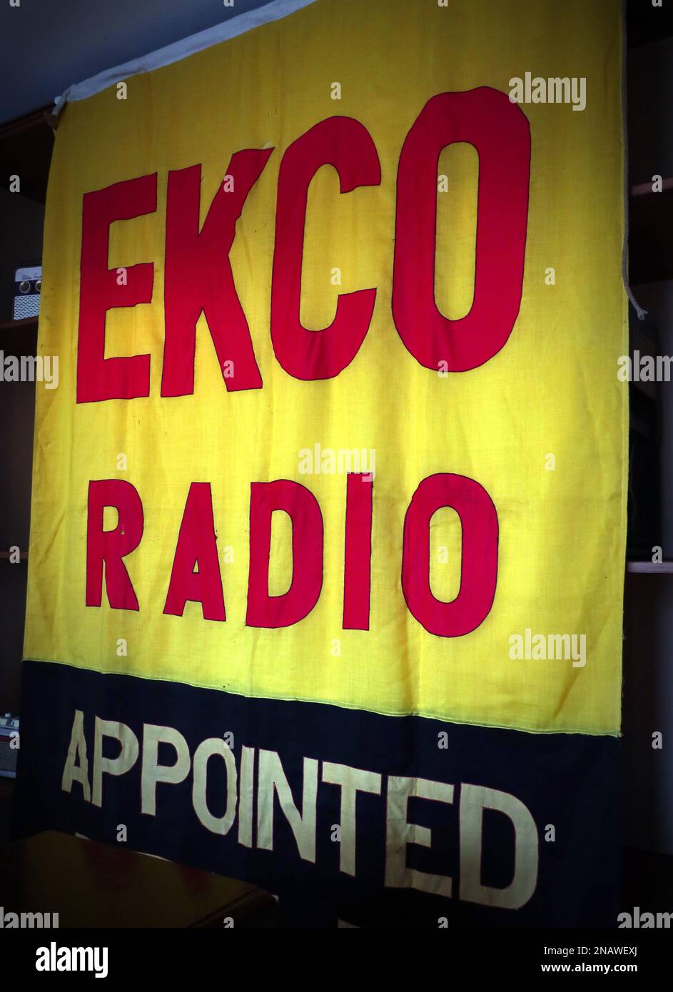 Rosso e giallo, EKCO radio, nominato bandiera del concessionario, dal 1960s, 1950s Foto Stock