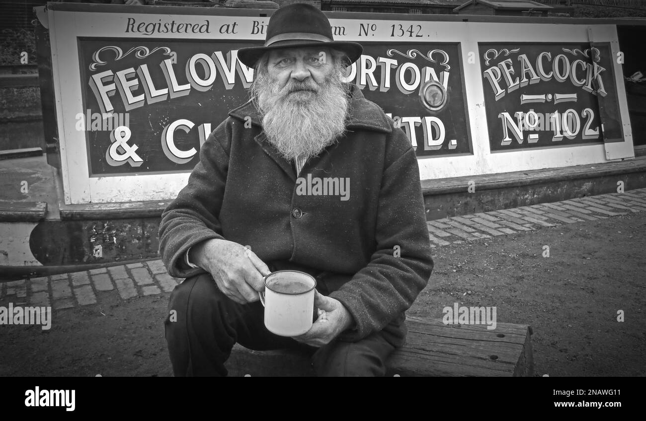 Sui canali di Birmingham, a Dudley, Black Country, immagine BW di Peacock No 102 narrowboat e canaletto, Fellows Morton & Clayton Foto Stock