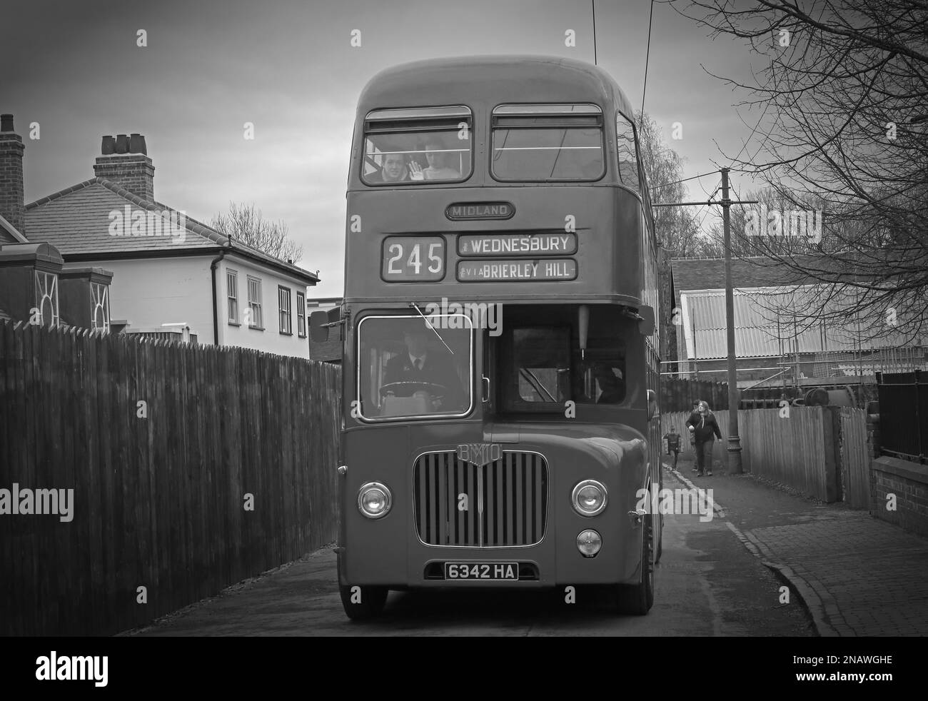 Midland Red Bus servizio 245, Stourbridge per Wednesbury, via Brierly Hill, BW - Black and White - reg 6342HA guida sulla strada principale Foto Stock