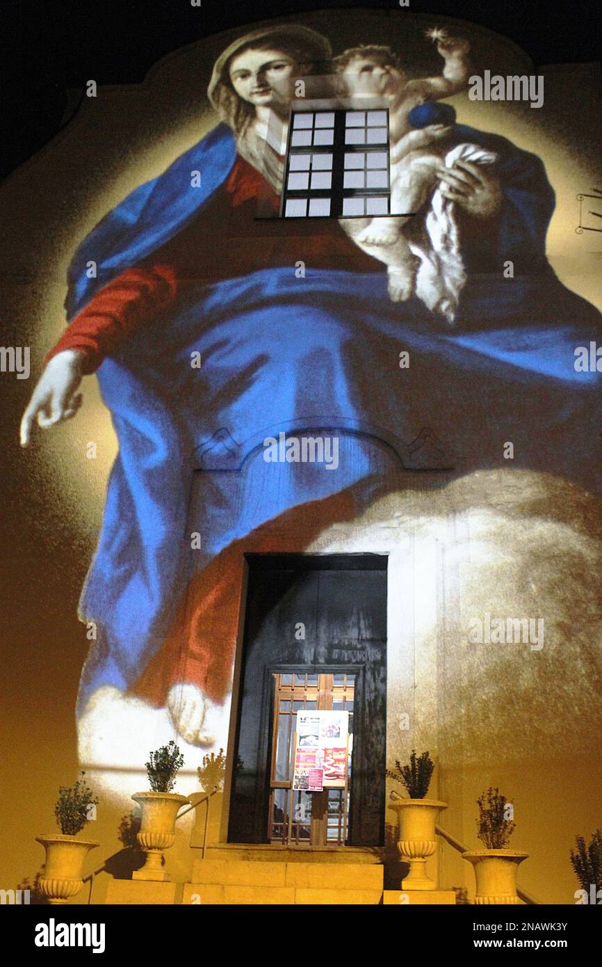 Gaeta, Italia. Una proiezione artistica della Vergine con Gesù Bambino sulla facciata della Chiesa di S. Maria di Porto salvo, durante il periodo natalizio. Foto Stock