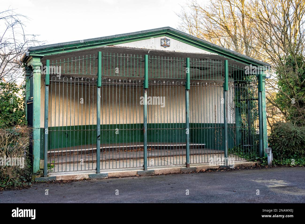 Bandstand a Norhternhay Gardens, a nord del Rougemont Castle, Exeter, Devon, Regno Unito. Foto Stock