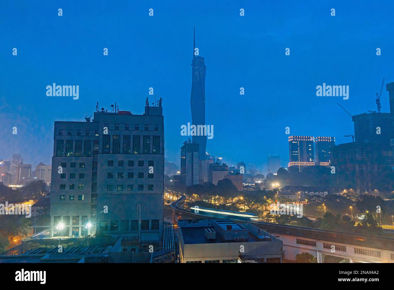 Kuala Lumpur, Malesia - 5 febbraio 2023 - paesaggio urbano di Kuala Lumpur durante le ore blu Foto Stock