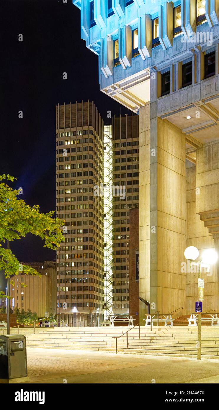 Municipio di Boston, dettaglio angolo. Il plaza, luminoso, è tutto ma deserto di notte. Il John F. Kennedy Federal Building si trova sullo sfondo a sinistra. Foto Stock