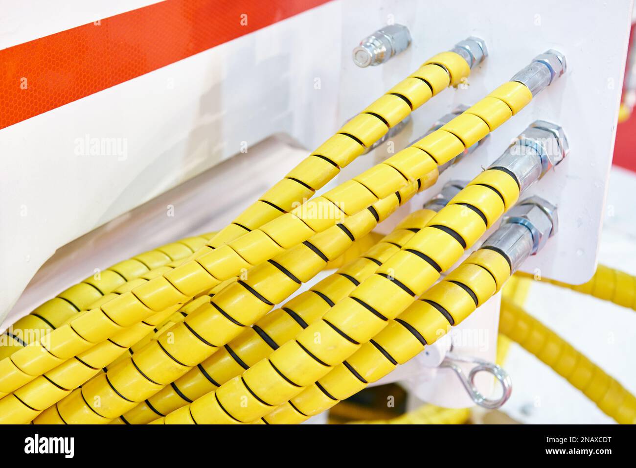 Tubi flessibili gialli impianto idraulico industriale Foto Stock
