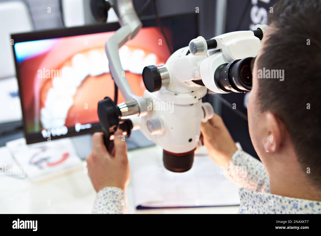 Microscopio e medico per chirurgia dentale Foto Stock