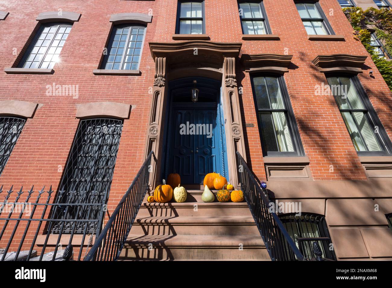 Le decorazioni annuali di Halloween sono decorate nel West Village di New York City Foto Stock