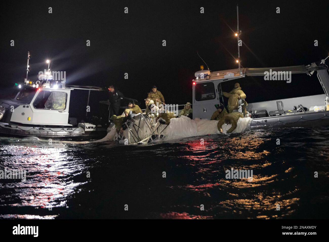 Myrtle Beach, Carolina del Sud, Stati Uniti. 5th Feb, 2023. I marinai assegnati al gruppo di smaltimento esplosivo delle Ordnance 2 recuperano una mongolfiera di sorveglianza ad alta quota al largo della costa di Myrtle Beach, South Carolina. Sotto la direzione del presidente degli Stati Uniti e con il pieno sostegno del governo del Canada, aerei da combattimento statunitensi sotto gli Stati Uniti Northern Command Authority ha impegnato e portato giù una mongolfiera di sorveglianza ad alta quota all'interno dello spazio aereo sovrano degli Stati Uniti e sulle acque territoriali degli Stati Uniti 4 febbraio 2023. (Credit Image: © Tyler Thompson/US NAVY/ZUMA Press Wire) SOLO PER USO EDITORIALE! Non per Co Foto Stock