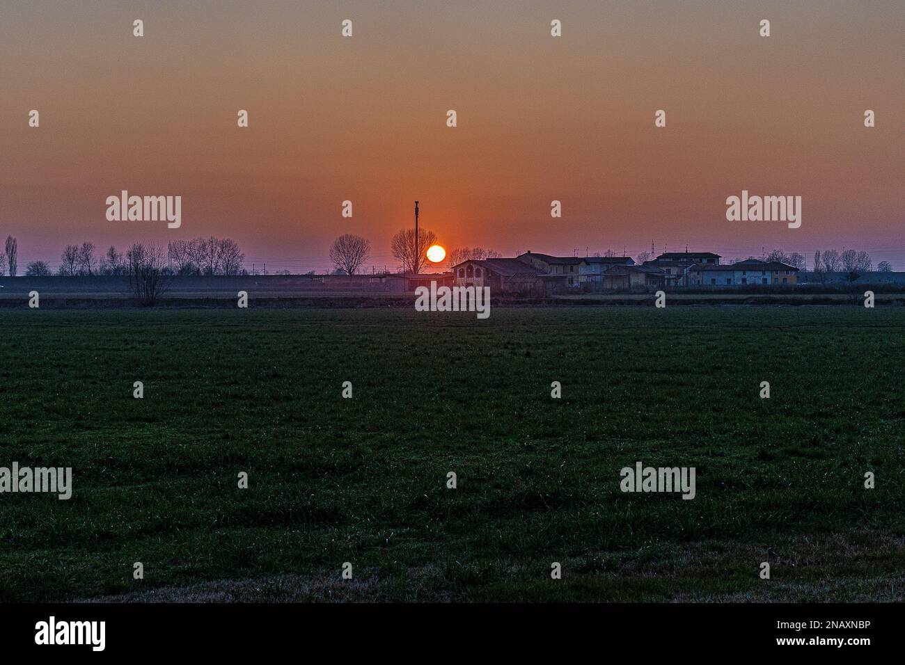 Ora d'oro: Guarda il tramonto mozzafiato, una fine mozzafiato della giornata. Tramonto invernale a Lodi, Italia Foto Stock