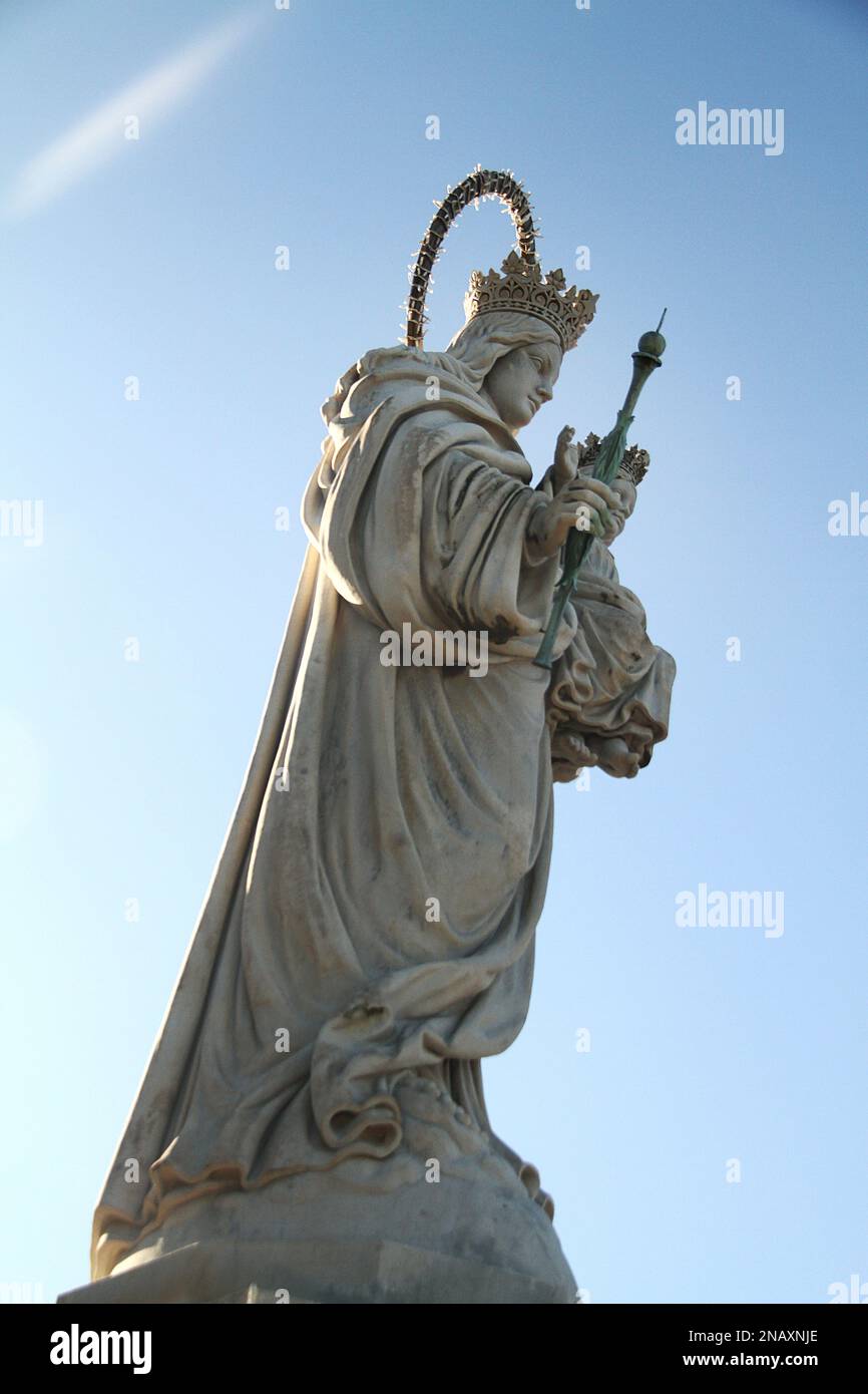 Gaeta, Italia. Statua di Santa Maria Ausiliatrice, opera in marmo di Carrara dello scultore Nicola Arrighini, nel Parco Monte Orlando. Foto Stock