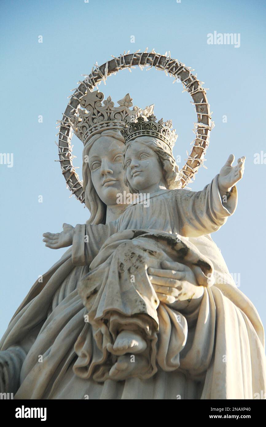 Gaeta, Italia. Statua di Santa Maria Ausiliatrice, opera in marmo di Carrara dello scultore Nicola Arrighini, nel Parco Monte Orlando. Foto Stock