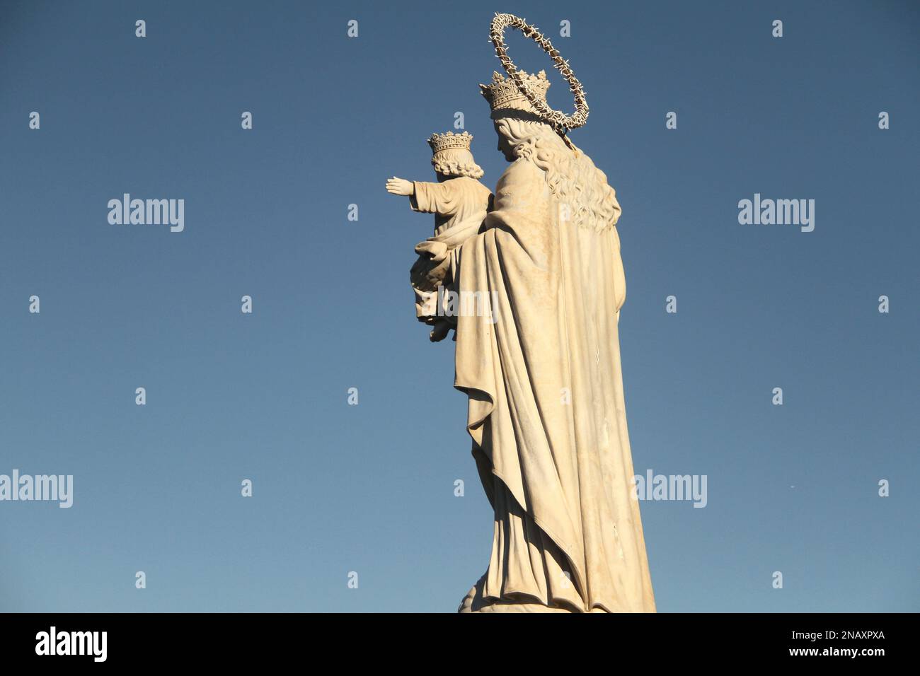 Gaeta, Italia. Statua di Santa Maria Ausiliatrice, opera in marmo di Carrara dello scultore Nicola Arrighini, nel Parco Monte Orlando. Foto Stock