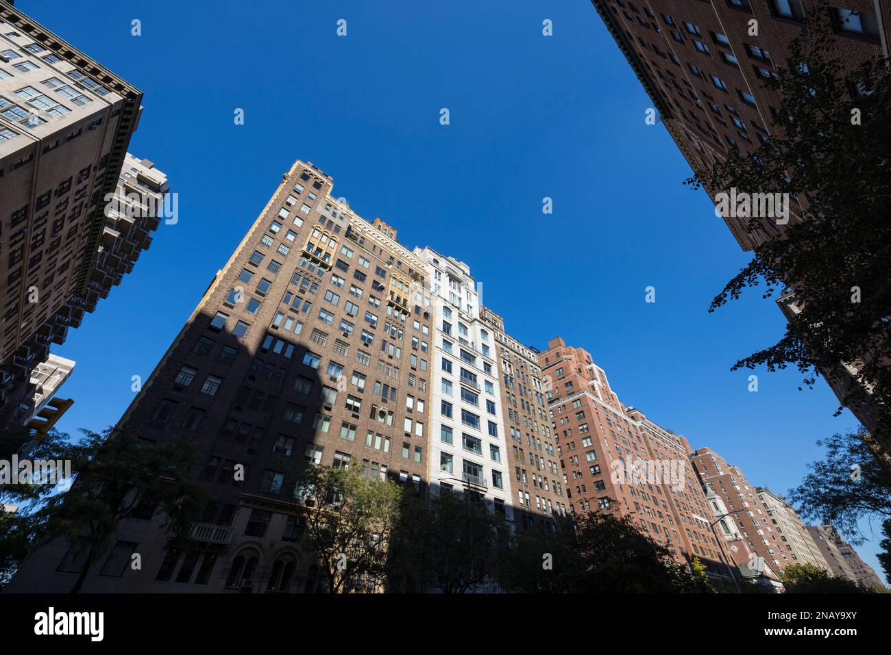 File di edifici residenziali di lusso si trovano lungo Park Avenue a New York City Foto Stock