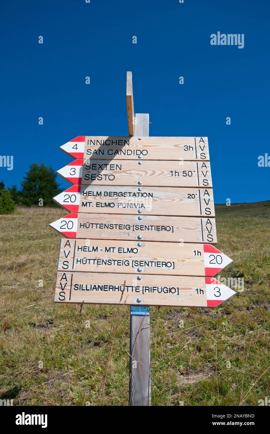 Indicazioni stradali in legno in Val Pusteria, Trentino-Alto Adige, Italia Foto Stock