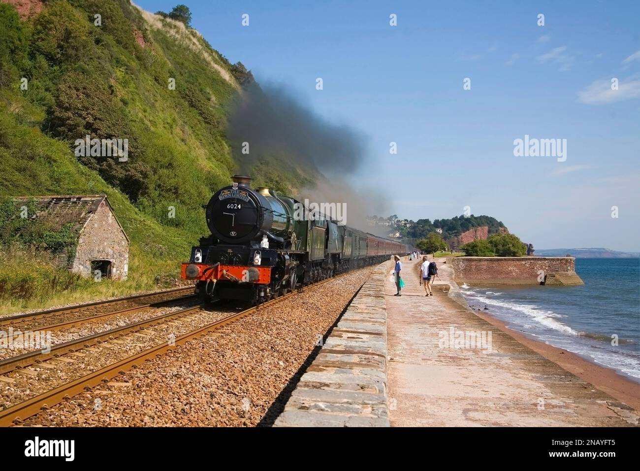 King Class 6024 King Edward 1 piloti Bulleid Pacific 34067 Tangmere su un'escursione principale lungo il Muro del Mare a Teignmouth Devon 2007 Foto Stock