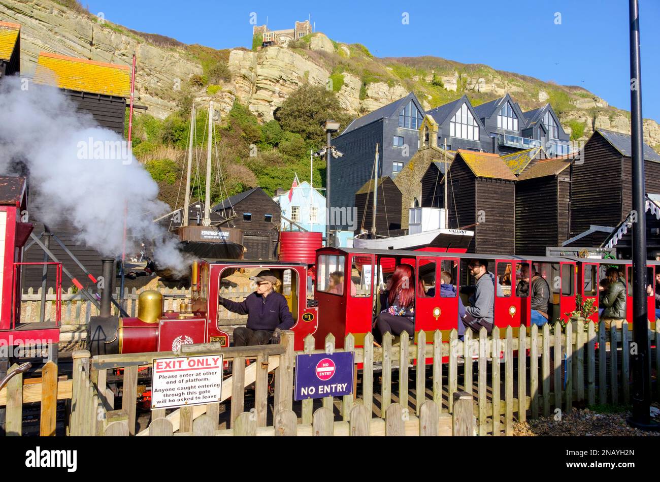 Il treno in miniatura Hastings scorre lungo il lungomare, East Sussex, Regno Unito Foto Stock