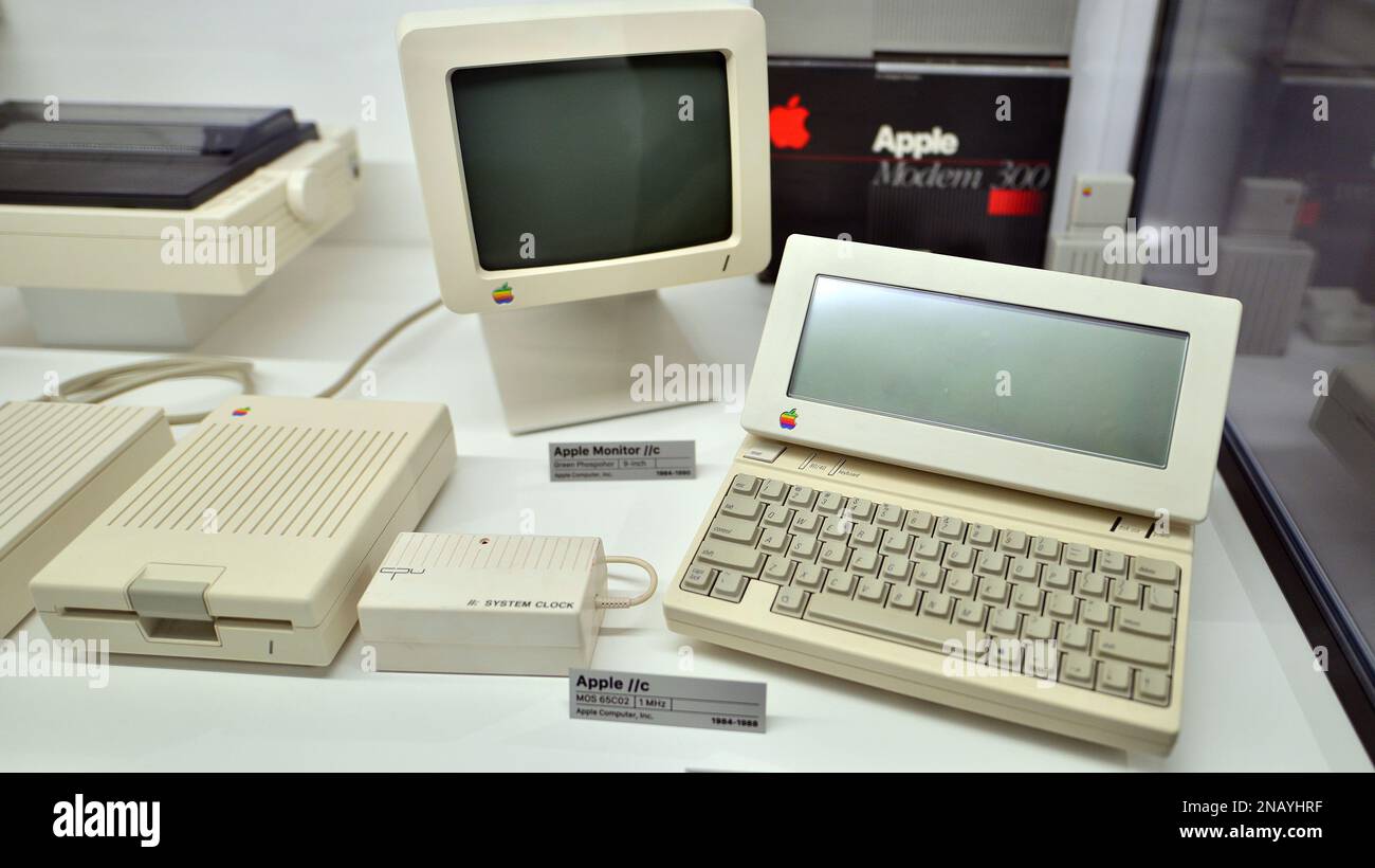 Varsavia, Polonia. 10 febbraio 2023. All'interno del Museo Apple. Computer Apple monitor II c e Apple II c. Foto Stock