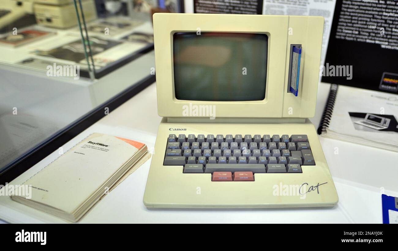 Varsavia, Polonia. 10 febbraio 2023. All'interno del Museo Apple. Computer Canon Cat V777. Foto Stock
