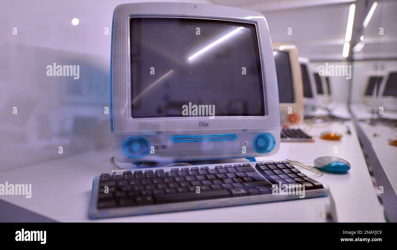 Varsavia, Polonia. 10 febbraio 2023. All'interno del Museo Apple. Computer iMac. Foto Stock