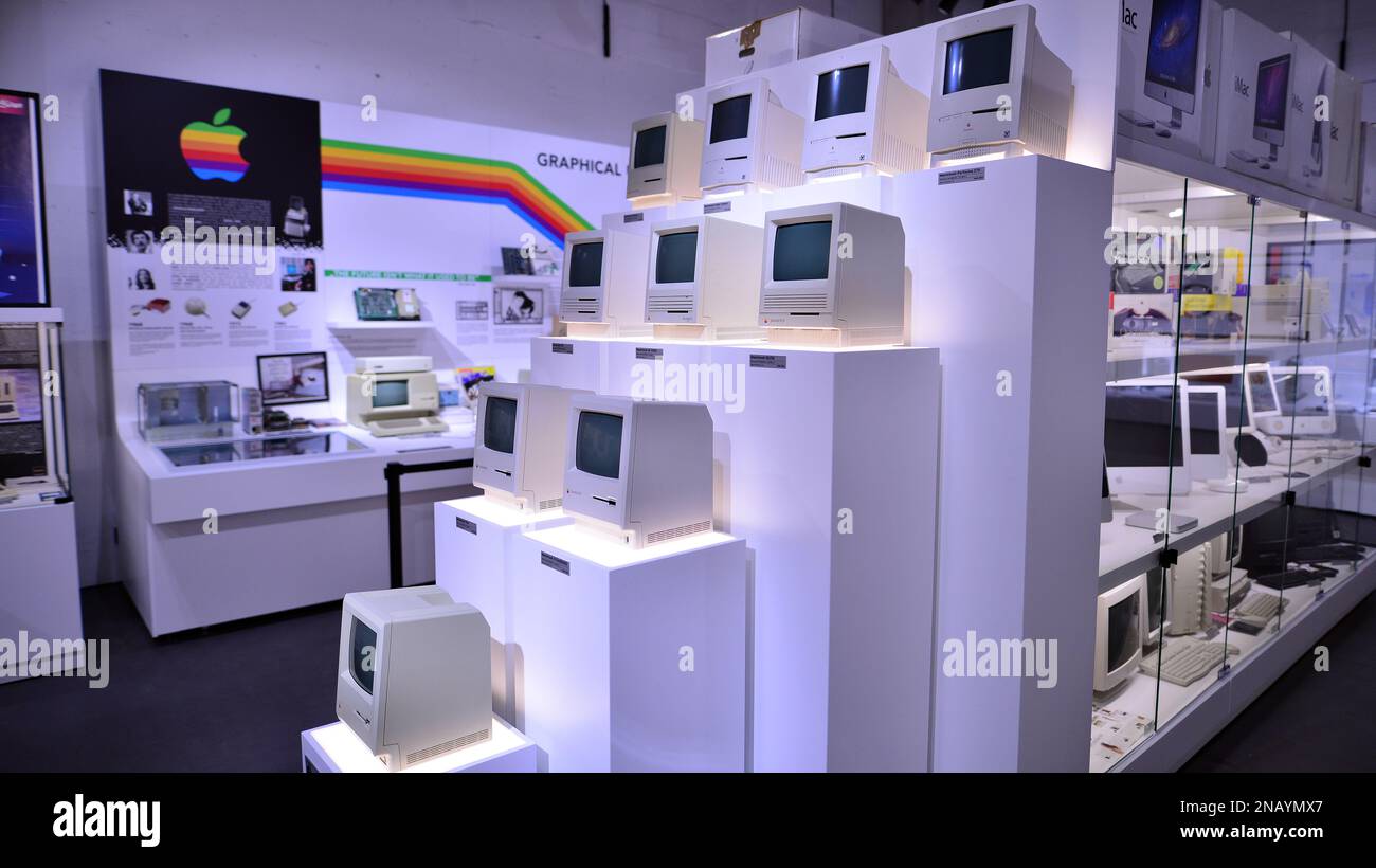 Varsavia, Polonia. 10 febbraio 2023. All'interno del Museo Apple. Piramide Macintosh. Foto Stock